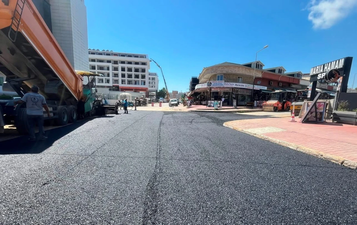 Alanya Belediyesi&rsquo;nden Mahmutlar&rsquo;da Asfalt Hamlesi: Yollar Yenilendi