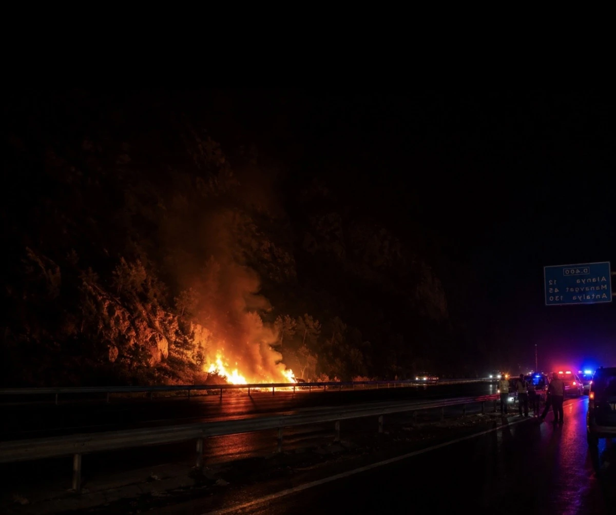 Alanya Konaklı&rsquo;da Takla Atan Otomobil Alev  Aldı: 2 &Ouml;l&uuml;, 3 Ağır Yaralı