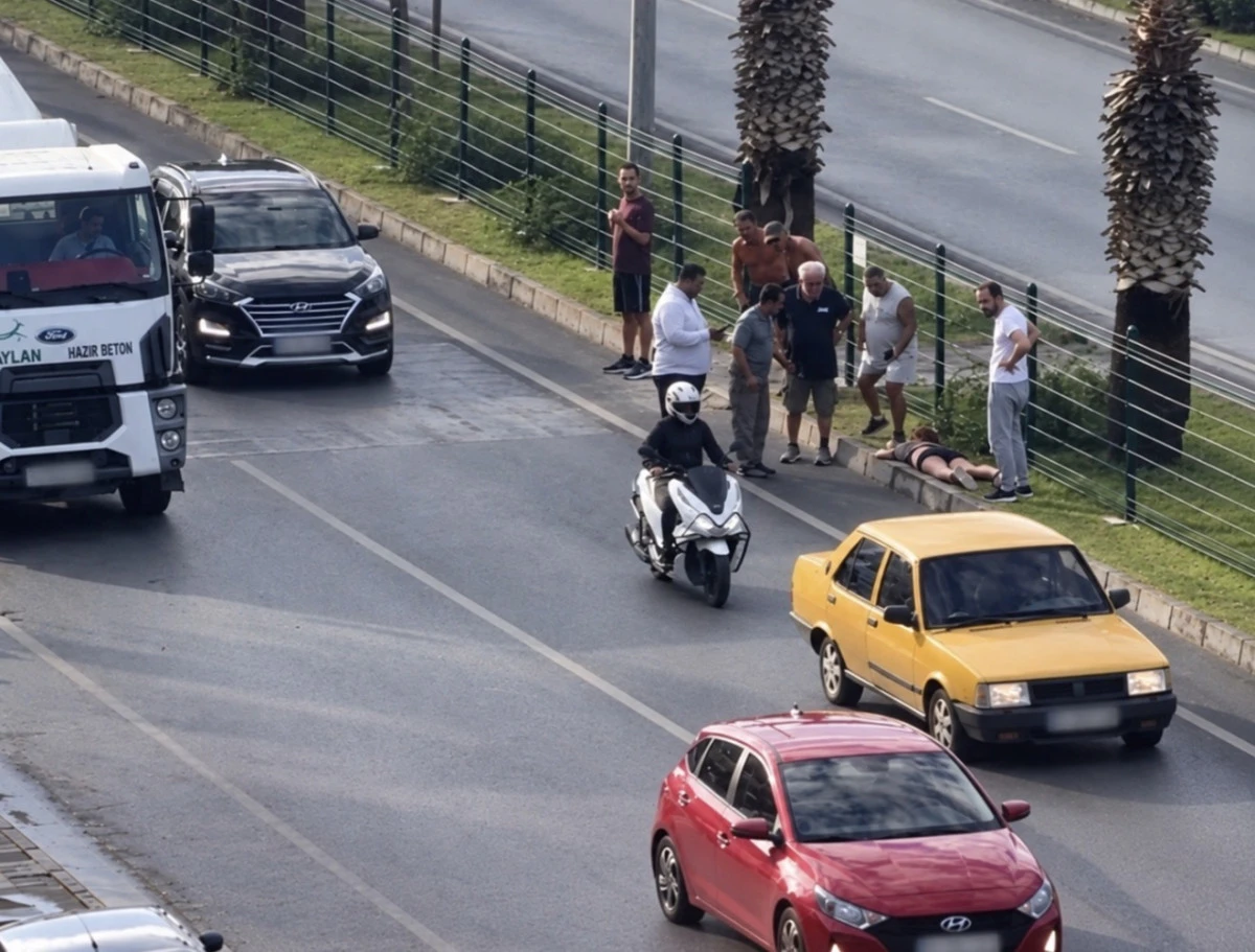 Alanya Mahmutlar&rsquo;da Feci Kaza! Otomobilin &Ccedil;arptığı Yaya Yola Savruldu