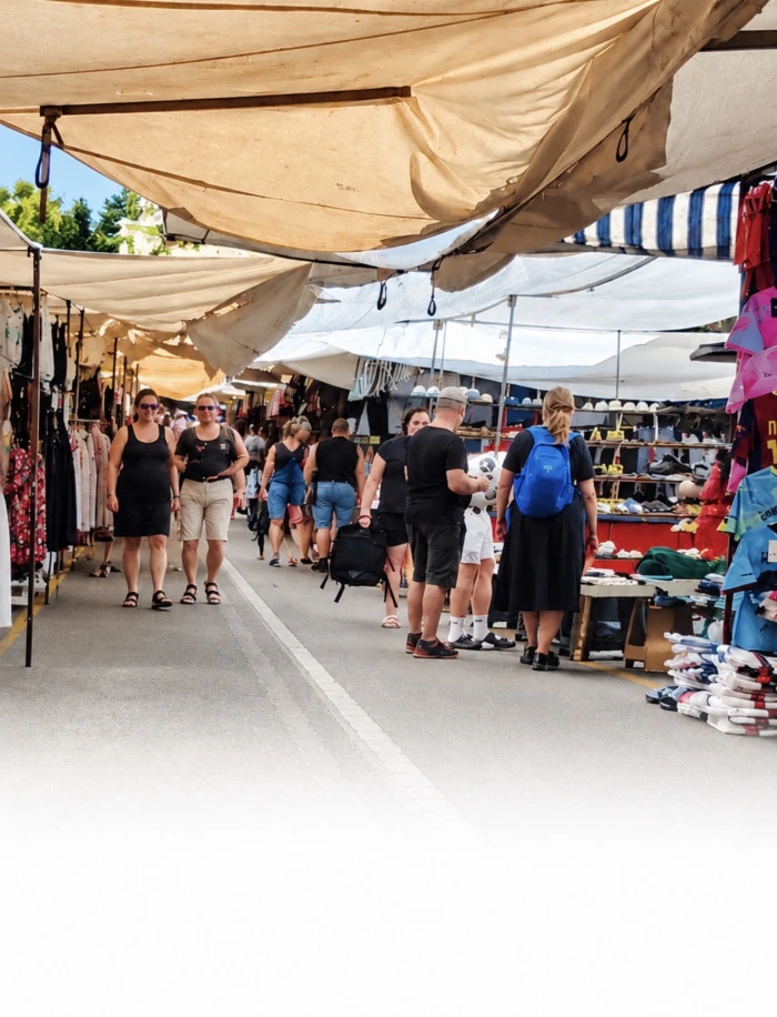 Alanya Salı Pazarı&rsquo;nda Sabah Mesaisi! Turistlerin Alışveriş Mesaisi Erken Başladı