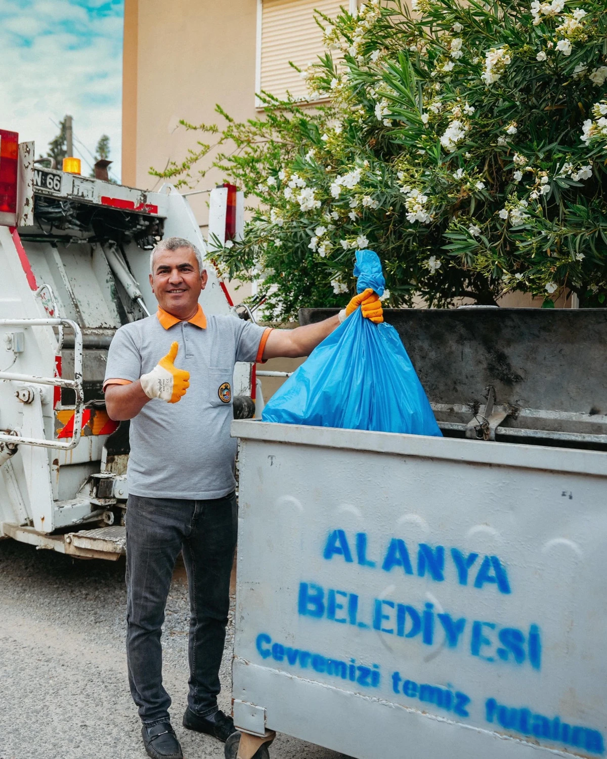 Alanya&rsquo;da 9 G&uuml;nl&uuml;k Bayram Mesaisi: Temizlik Ekipleri 7/24 Sahada