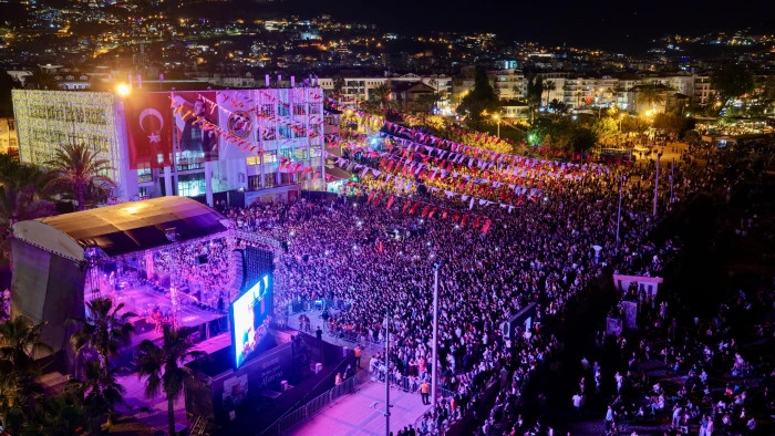 Alanya&rsquo;da Gen&ccedil;lik Bayramı Coşkusu Ceza Konseriyle Zirveye &Ccedil;ıktı