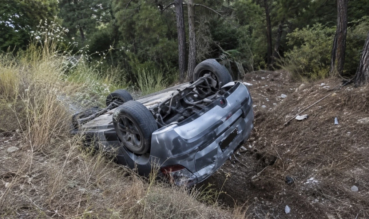 Alanya&rsquo;da Korkutan Kaza: Otob&uuml;s&uuml;n &Ccedil;arptığı Otomobil Şarampole Yuvarlandı
