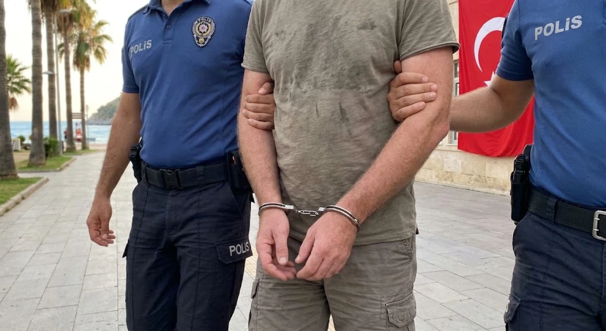 Alanya&rsquo;da T&uuml;rk Bayrağına T&uuml;k&uuml;rd&uuml;ğ&uuml; İddia Edilen İngiliz Turist Tutuklandı