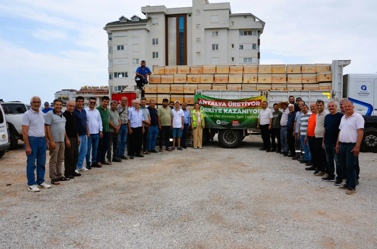 Alanya&rsquo;da &Uuml;reticilere Arı Kovanı Hibesi 