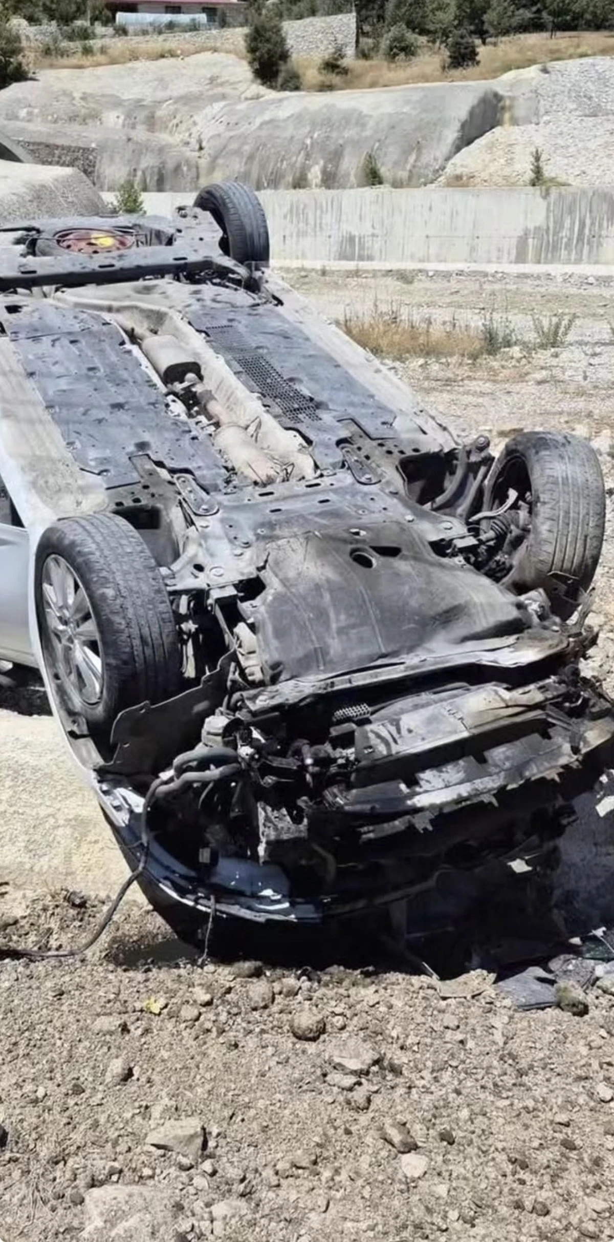 Alanya&rsquo;da Yayla Yolunda Kaza: Takla Atan Otomobilden Anne ve Oğlu Yaralı Kurtuldu