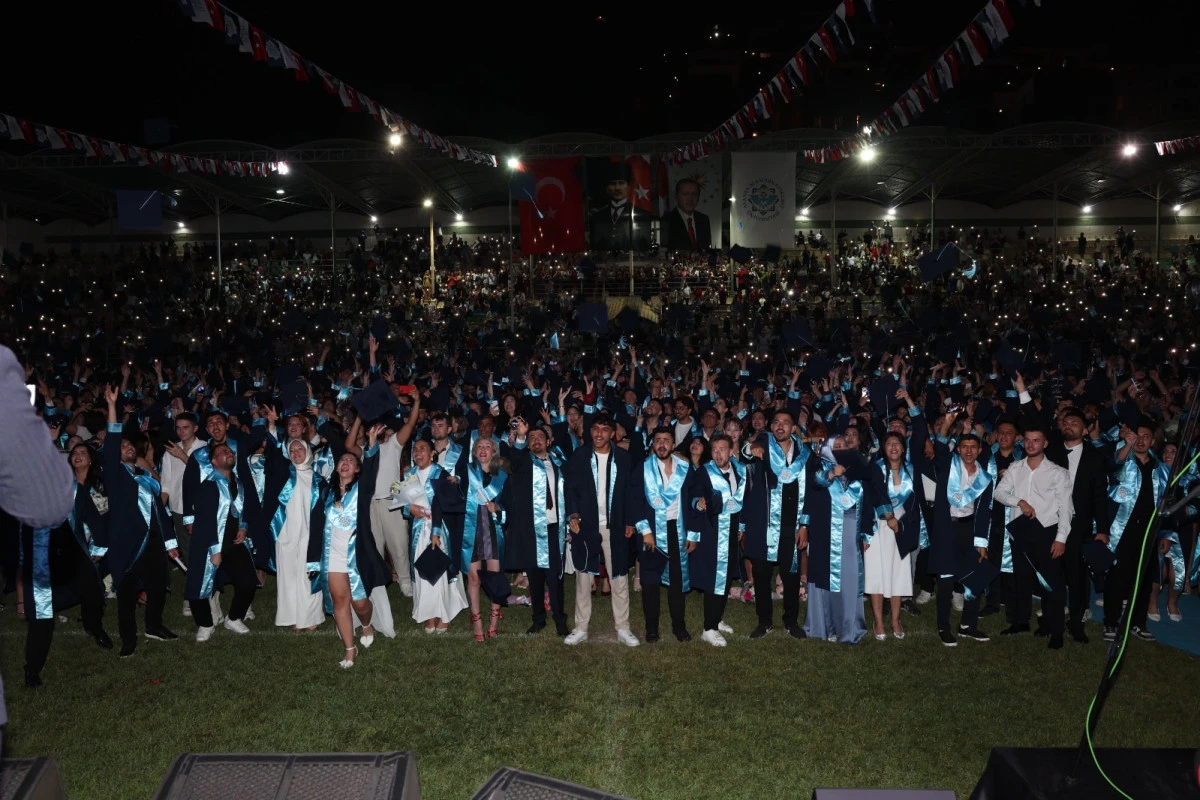ALK&Uuml; 2025-2026 Mezuniyet T&ouml;reninde  2 Bin 705 &Ouml;ğrenci Kep Attı