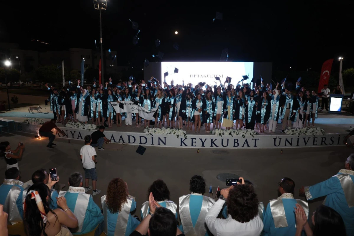 ALK&Uuml; TIP FAK&Uuml;LTESİ&rsquo;NDE GURUR G&Uuml;N&Uuml;; 90 GEN&Ccedil; HEKİM MEZUN OLDU