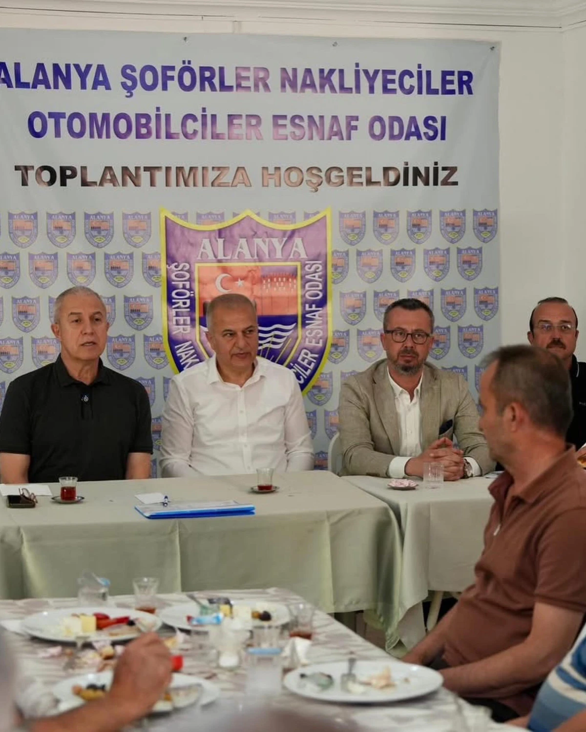 BAŞKAN &Ouml;Z&Ccedil;ELİK TAKSİCİ ESNAFIYLA BULUŞTU &ldquo;YENİ SEZON &Ouml;NCESİ TALEPLER DİNLENDİ &ldquo;