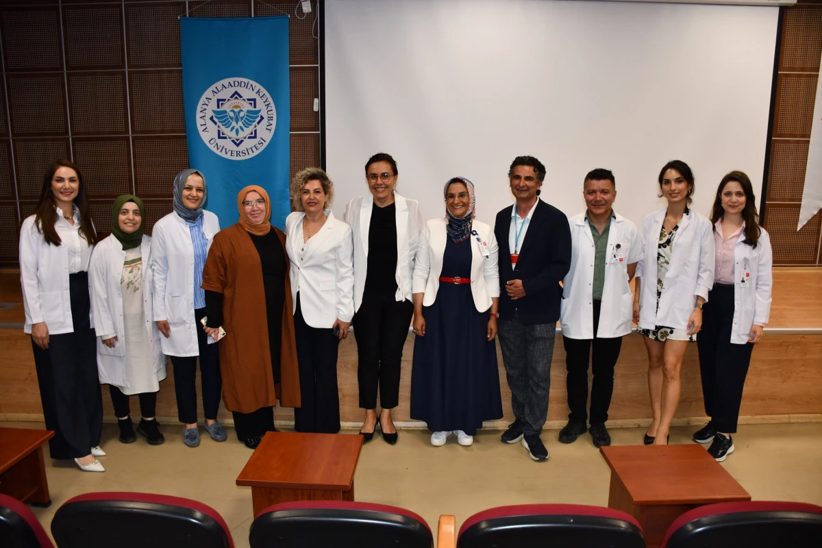     Hemşireler G&uuml;n&uuml;&rsquo;nde Duygu Dolu Kutlama