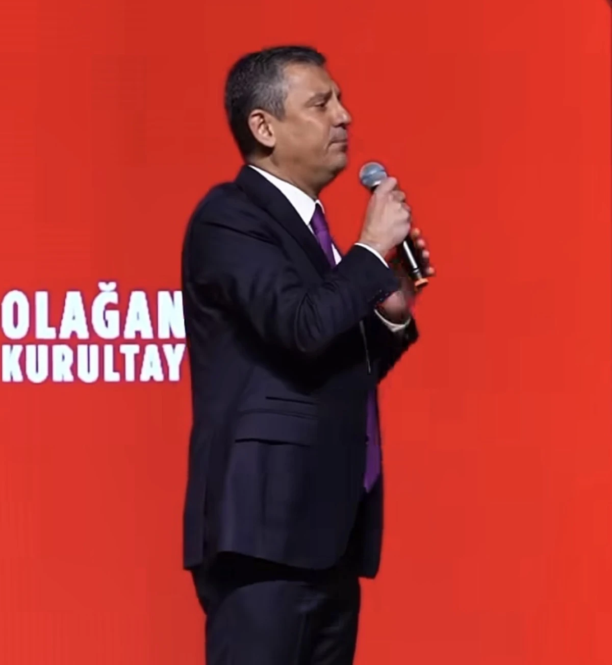 &Ouml;zg&uuml;r &Ouml;zel&rsquo;den İlk Tepki: &ldquo;Teslim Olmayacağız&rdquo; Mesajı G&uuml;ndem Oldu