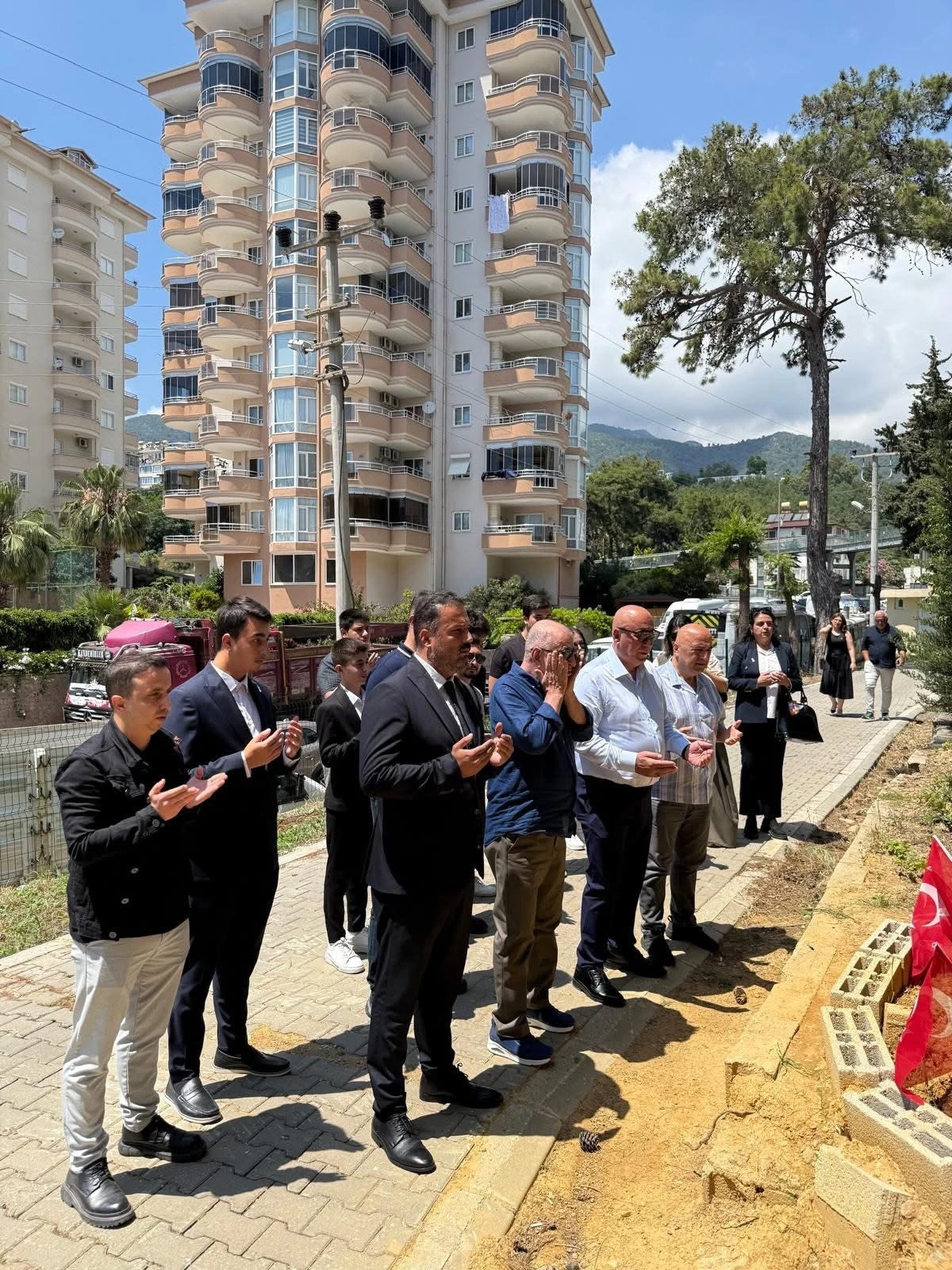 Zafer Partisi  Genel Başkanı &Uuml;mit &Ouml;zdağ Alanya&rsquo;da: Alper Arıkan&rsquo;a Vefa Ziyareti